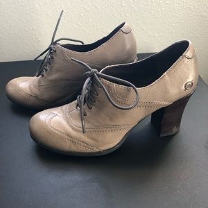 Born Oxford Heeled Leather Shoe Size 9- Stone